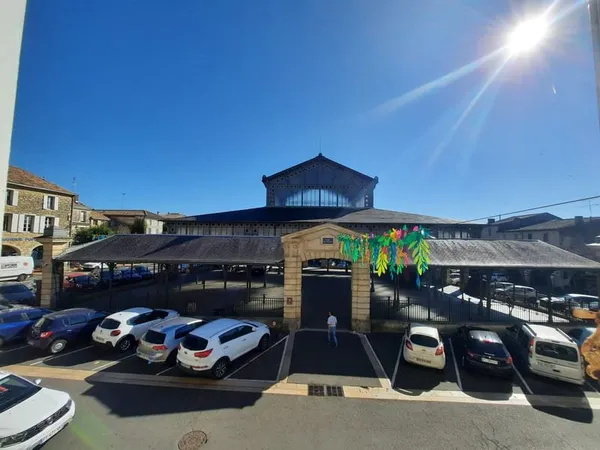 Maison de bourg 225 m2 à rafraîchir idéalement située
