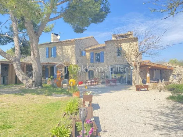 Maison de charme du XVIIIème siècle avec piscine et terrasse en vente