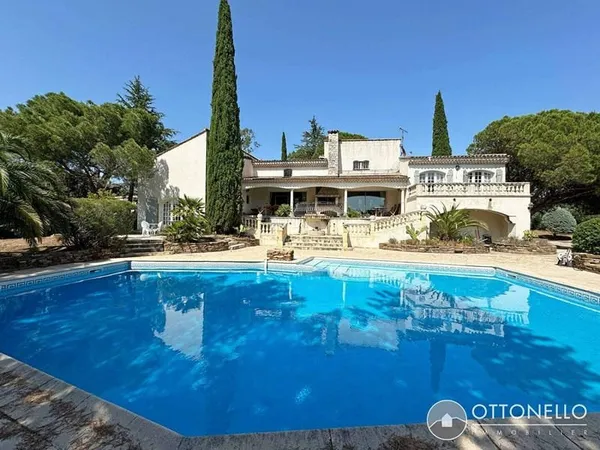Villa 9 pièces 295 m²