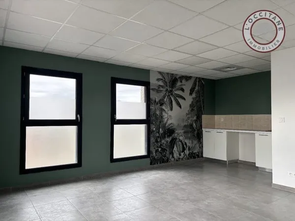 Bureau et espace de travail Location L'Isle-Jourdain  40m² 838€