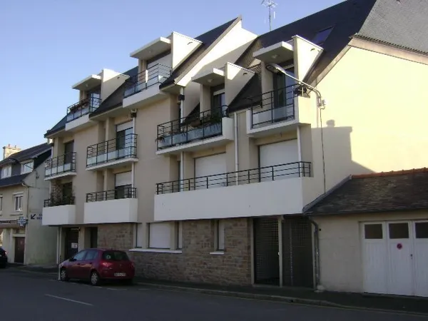 EMPLACEMENT PRIVILÉGIÉ POUR CET APPARTEMENT DE 2 PIECES SITU