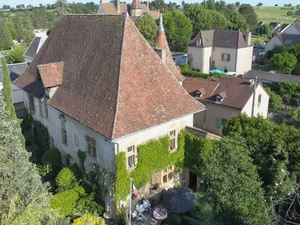 Au sud de la Bourgogne et au berceau de la race charolaise, une ancienne maison forte du 14e s. Et s