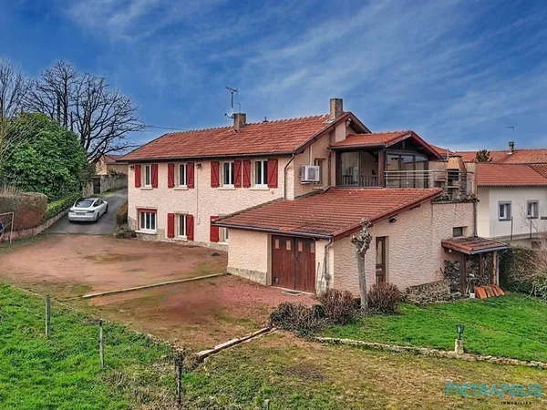 Maison familiale avec sous-sol complet et grand terrain arboré