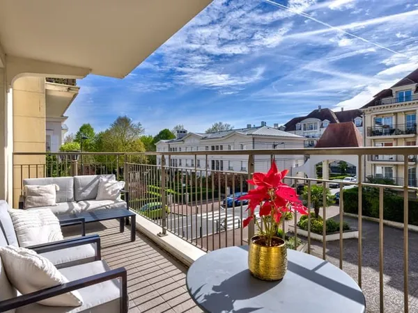 Appartement de Trois Pièces avec Balcon