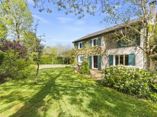 BELLE MAISON FAMILIALE DE 8 PIECES AU COEUR DE SAINT-NOM-LA-BRETECHE