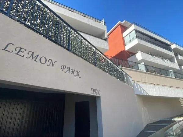 Menton -gorbio, ce parking extérieur de 13,5 m2 , dans une résidence contemporaine.