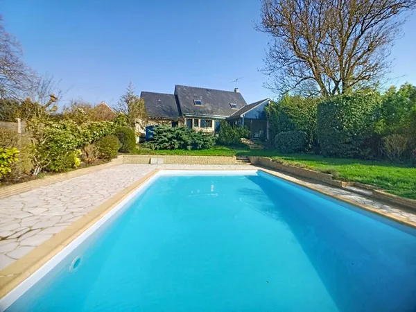 Belle maison à vendre dans un cadre bucolique offrant de beaux volumes et un joli jardin avec piscin
