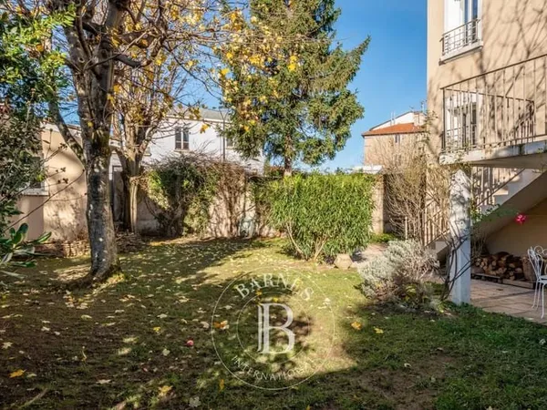 Oullins - Maison d'environ 208 m² - 5/6 chambres - Jardin 400 m²