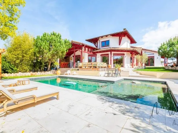 Maison 7 pièces 285 m²