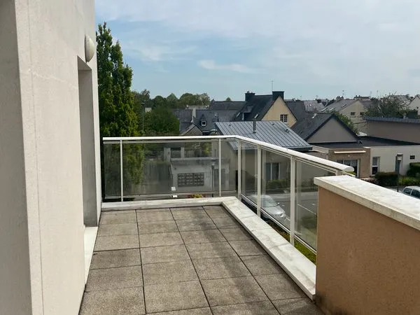 T3 en duplex centre-bourg avec grand balcon plein sud et parking privé