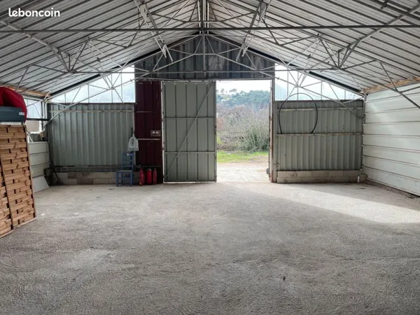 Loue hangar 180 m2