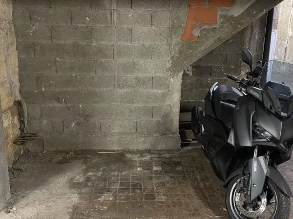 Place de parking moto / scooter dans garage sécurisé
