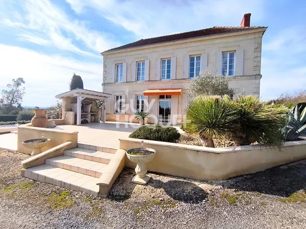 Maison bourgeoise avec dépendances et piscine