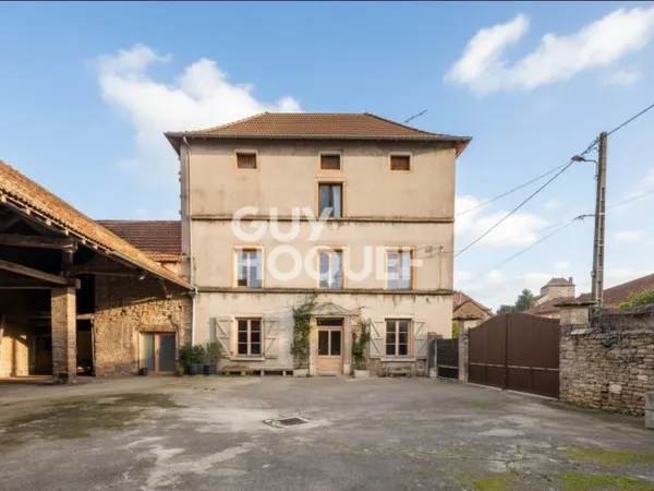 Propriété en pierre avec dépendances et jardin