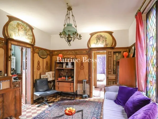 À 1h de Paris, une pittoresque maison de village avec ses peintures murales de style Art nouveau.
