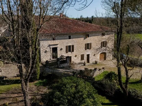 A 16 mn d'Albi, propriété en pierre avec parc de 2 894 m