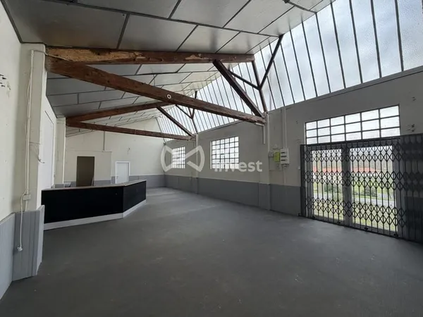 Local d'activité 2 pièces 180 m²