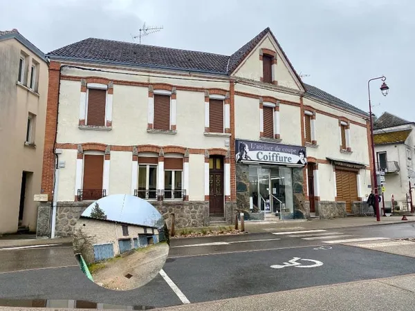Immeuble de 2 appartements + local commercial + annexes ave
