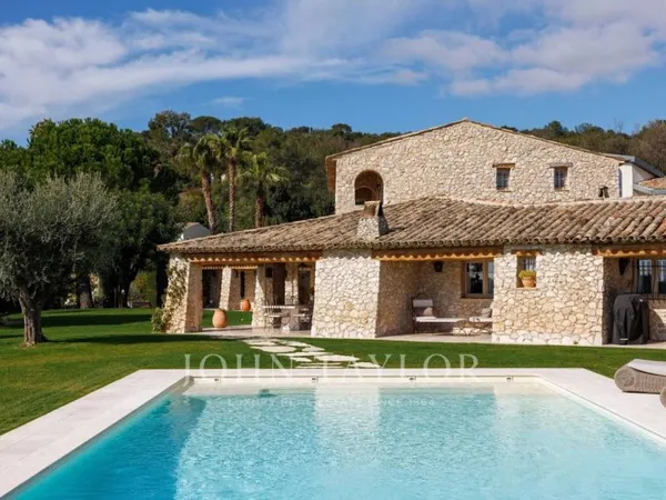 Villa 5 pièces 402 m²