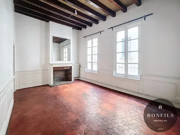 A LOUER AVIGNON INTRAMUROS (84000): T4 non meublé -au charme de