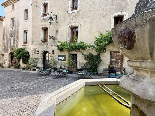 Murs Commerciaux au coeur du village de Venasque