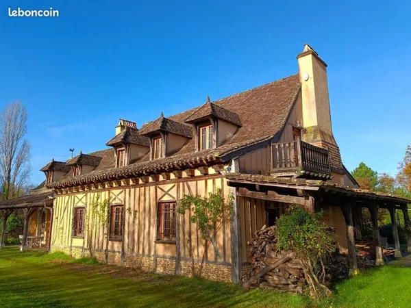 Jolie périgourdine au bord de la forêt