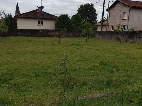 Terrain constructible 610 m² - Villieu-Loyes-Mollon (01800)