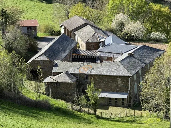 Vente ancien corps de ferme avec 2,7 hectares de terrains