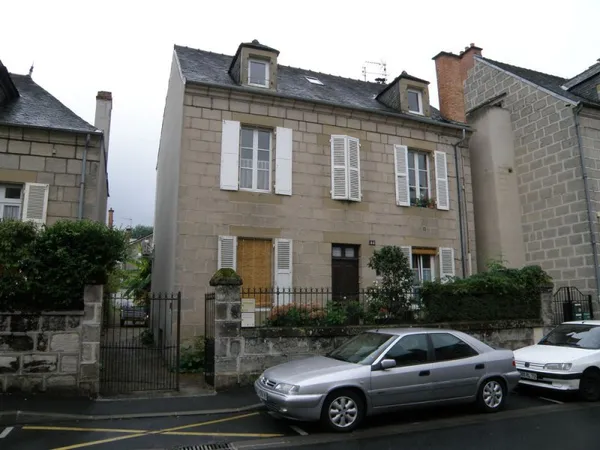Grand F3 au 1er étage d'une maison traditionnelle en pierre