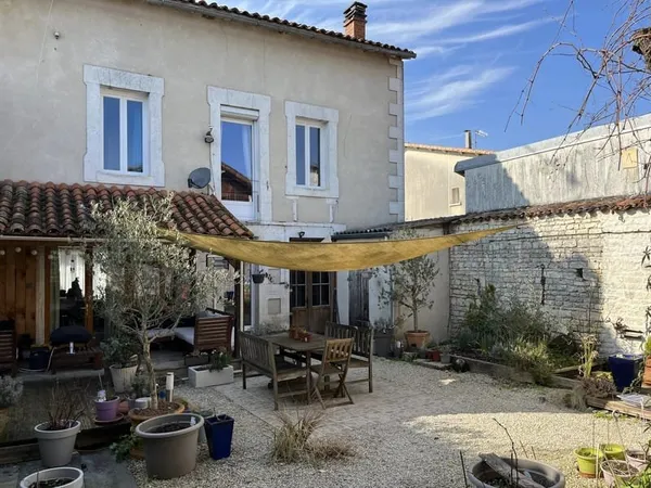 Spacieuse maison de village de cinq chambres, proche des écoles et du commerce