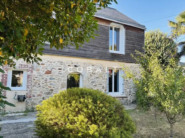 Maison ancienne rénovée offrant 4 chambres, idéalement situé