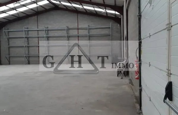 ENTREPOT 400 M² A VAUX LE PENIL A LOUER