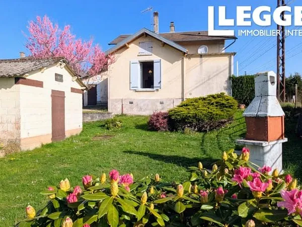 Une maison de rêve pour les amoureux des chemins de fer à Masseret avec un beau jardin & des dépenda