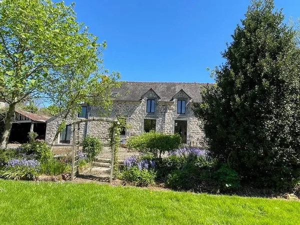 MERDRIGNAC: Refuge familial parfait, une maison conviviale pleine de caractère, Beau jardin nature, 