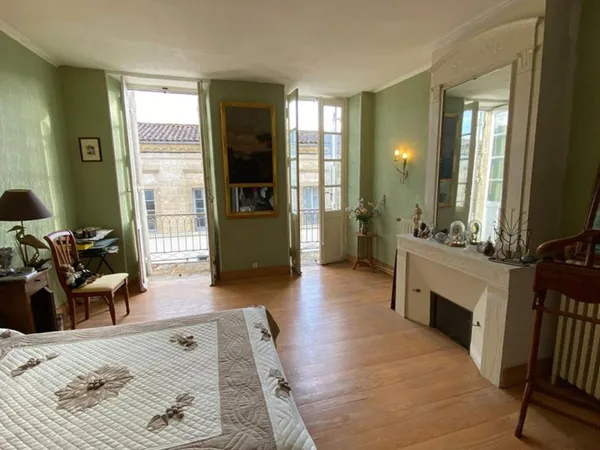 Maison de bourg à Sauveterre de Guyenne, proche de Langon 122 m2 avec local commercial