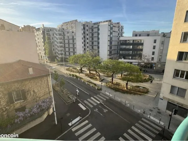 Appartement 84 m² - T4 transformé en T3 - Terrasse - Garage en ss sol inclus - Cave - Lyon 7ème