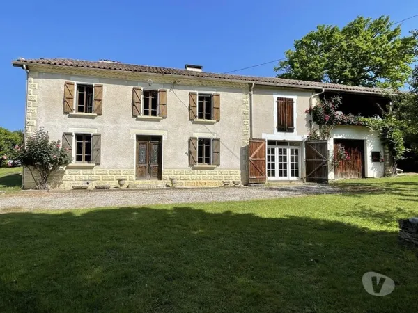 Maison de caractere dans joli hameau avec jardin et piscine