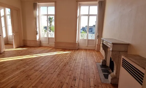 Très bel appartement 210 mètres carré, rénové, pleincentre ville à Vannes 56, garage, rue piétonne