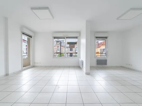 Nantes - Rond-point de Vannes : 6 bureaux - ascenseur - balcon - parking