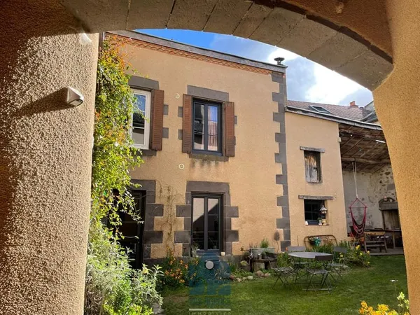 Maison de village avec cour, terrasse, caves, granges et par