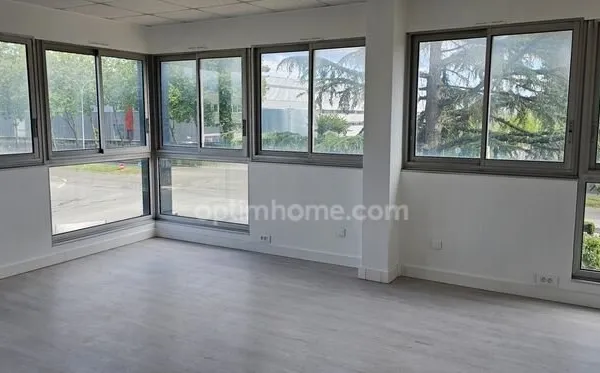 Bureau rénové de 97 m2 à vendre à Trappes au prix de 129000 euros TTC