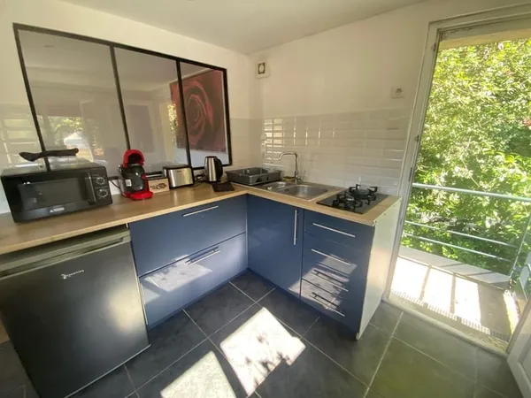 Dans un cadre arboré, au coeur d'un gîte équestre, studio indépendant de 20 m2 entièrement meublé