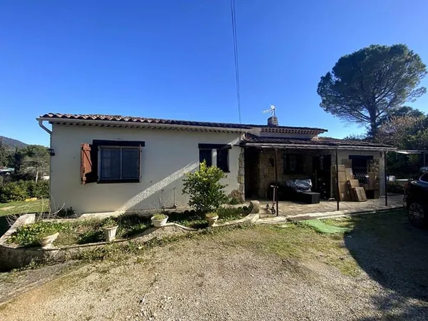 Peymeinade, Maison de plain pied de 4 pièces 96 m2, terrain plat piscinable de 1500 m2