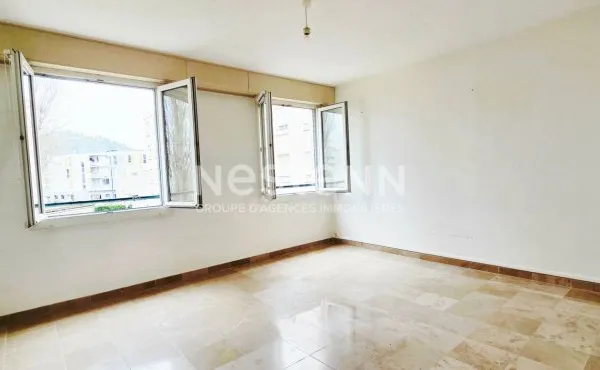 Appartement lumineux de 3 pièces à Étampes avec une place de stationnement et une cave.