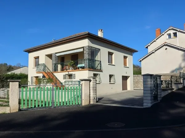 Maison avec jardin piscinable - À deux pas des commodités ! Parfaite pour accueillir vos nouveaux pr