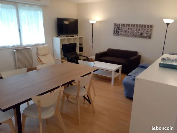 Chambre meublée avec salon salle à manger dans T5 de 87 m² en colocation à Rennes centre-ouest métro
