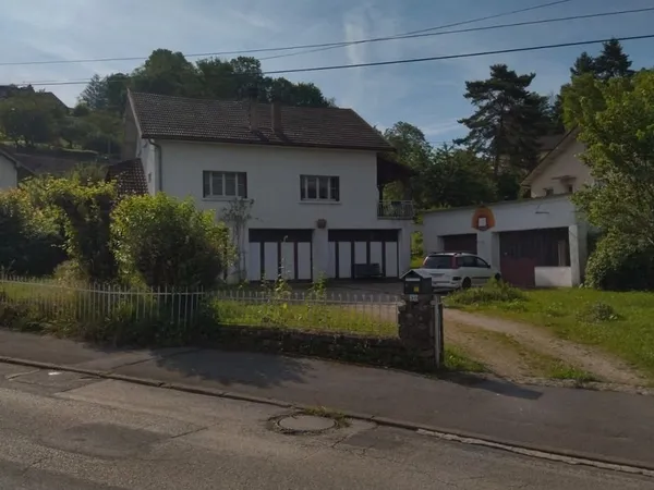 Vends maison +atelier sur terrain 1700m2 a 500m de la place d Arbois