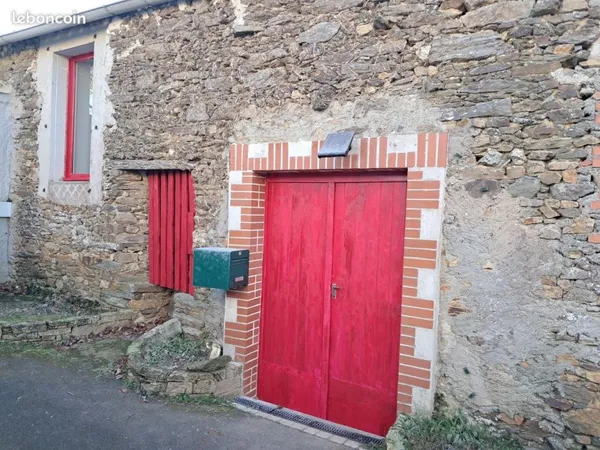 Maison de bourg 65 m2 avec eau et électricité sur Mouchamps à louer
