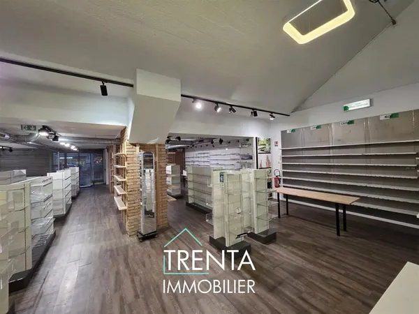 Local commercial de 423m² à vendre à Voiron