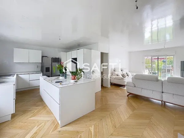 Maison avec deux appartements indépendants, idéale pour investissement locatif ou grande famille.